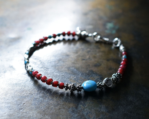 インドオールドシルバーと金赤ホワイトハーツ、 ターコイズのブレスレット。 インドオールドシルバーと金赤ホワイトハーツ、 ターコイズの