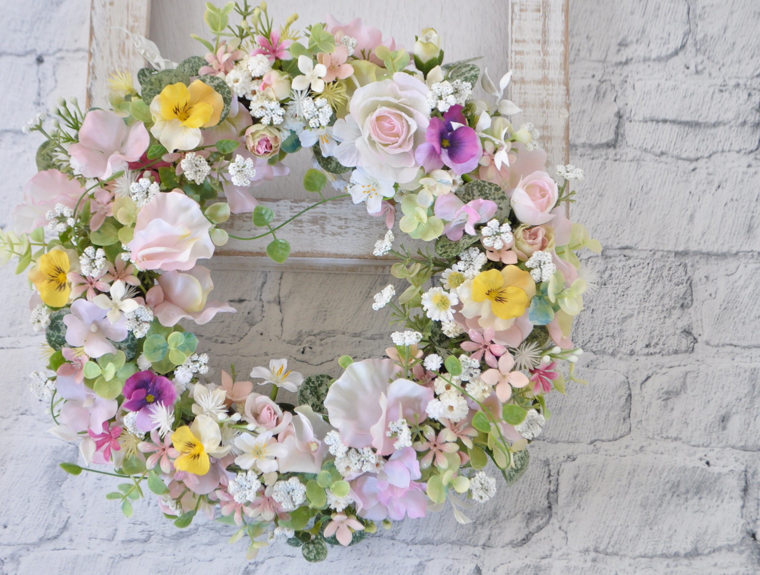 ピンクのスイトピー　ちいさなパンジーと小花のリース