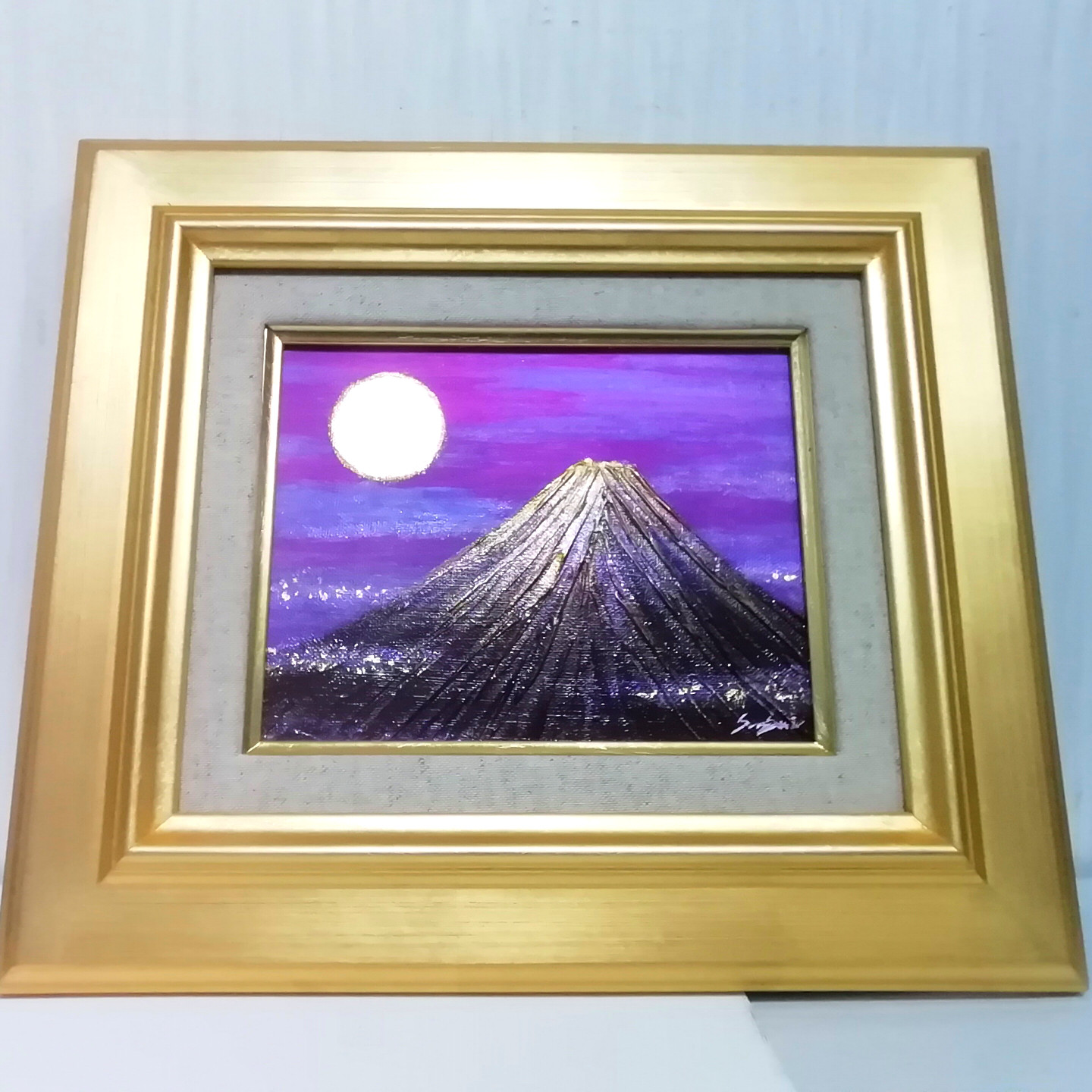真っ赤に染まった霊峰富士は吉祥の構図で縁起物として年中かけられます。 真っ赤に染まった霊峰富士は吉祥の構図で縁起物として年中かけ
