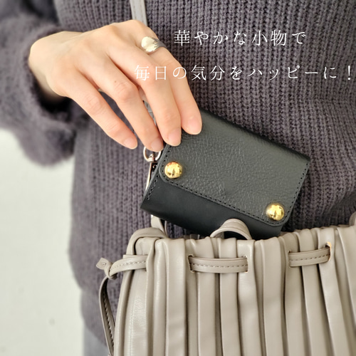 ◇ 心惹かれるゴールド金具と2種のブラックレザーの三つ折り