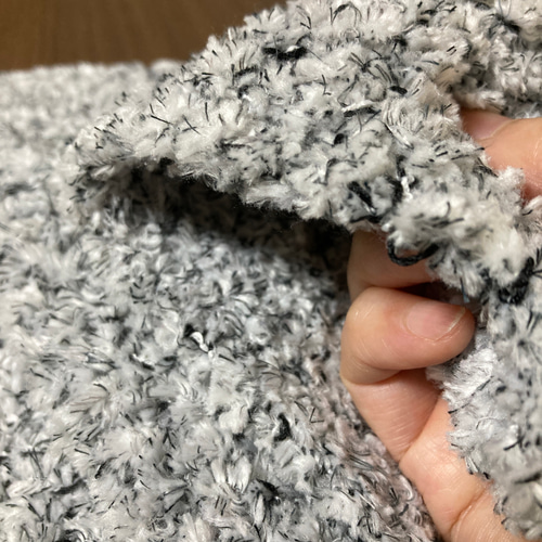 サラモコヤーンのふんわり三角ショール ＊ ファーヤーンとエクールの2