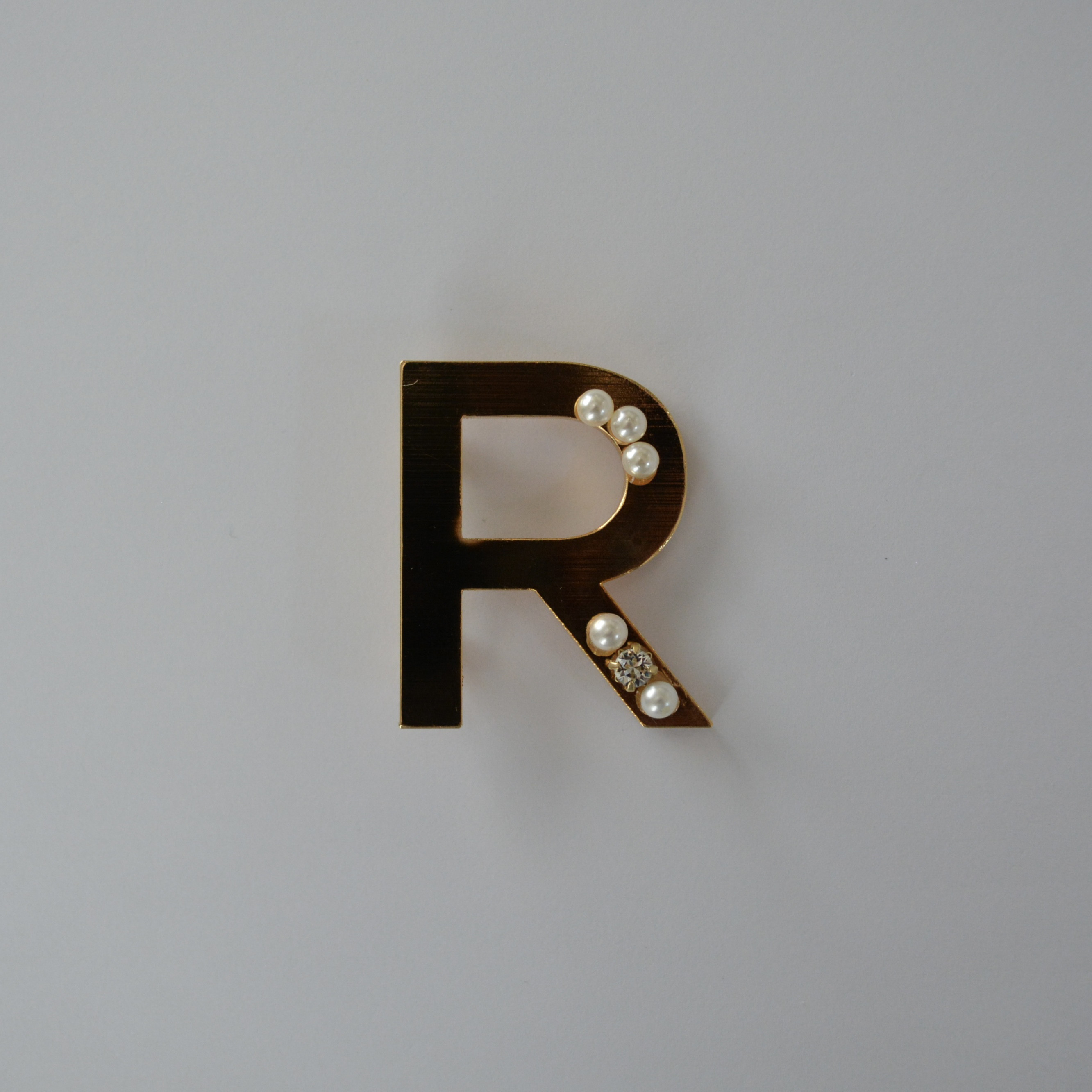 ゴールドイニシャルブローチ -R-