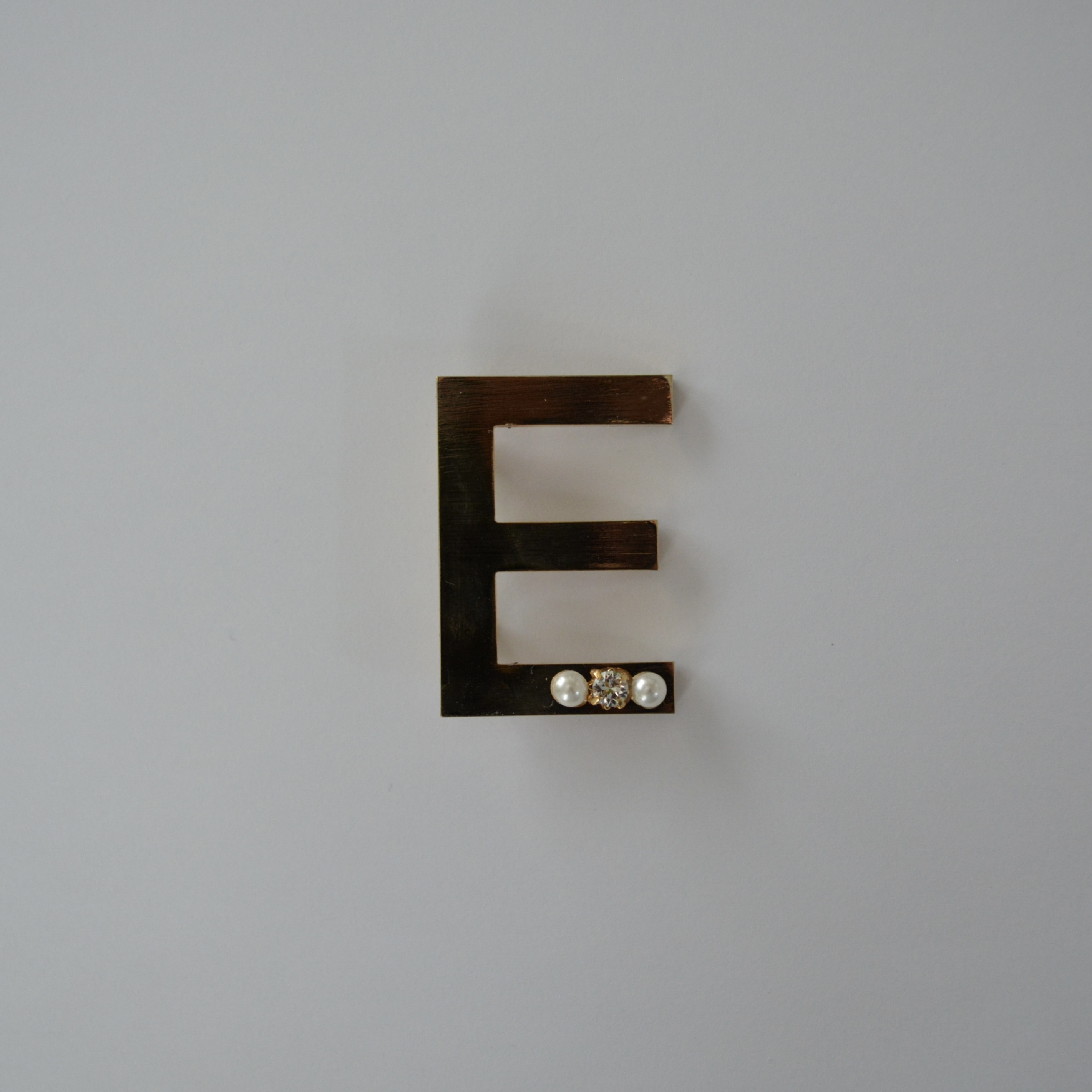 ゴールドイニシャルブローチ -E-