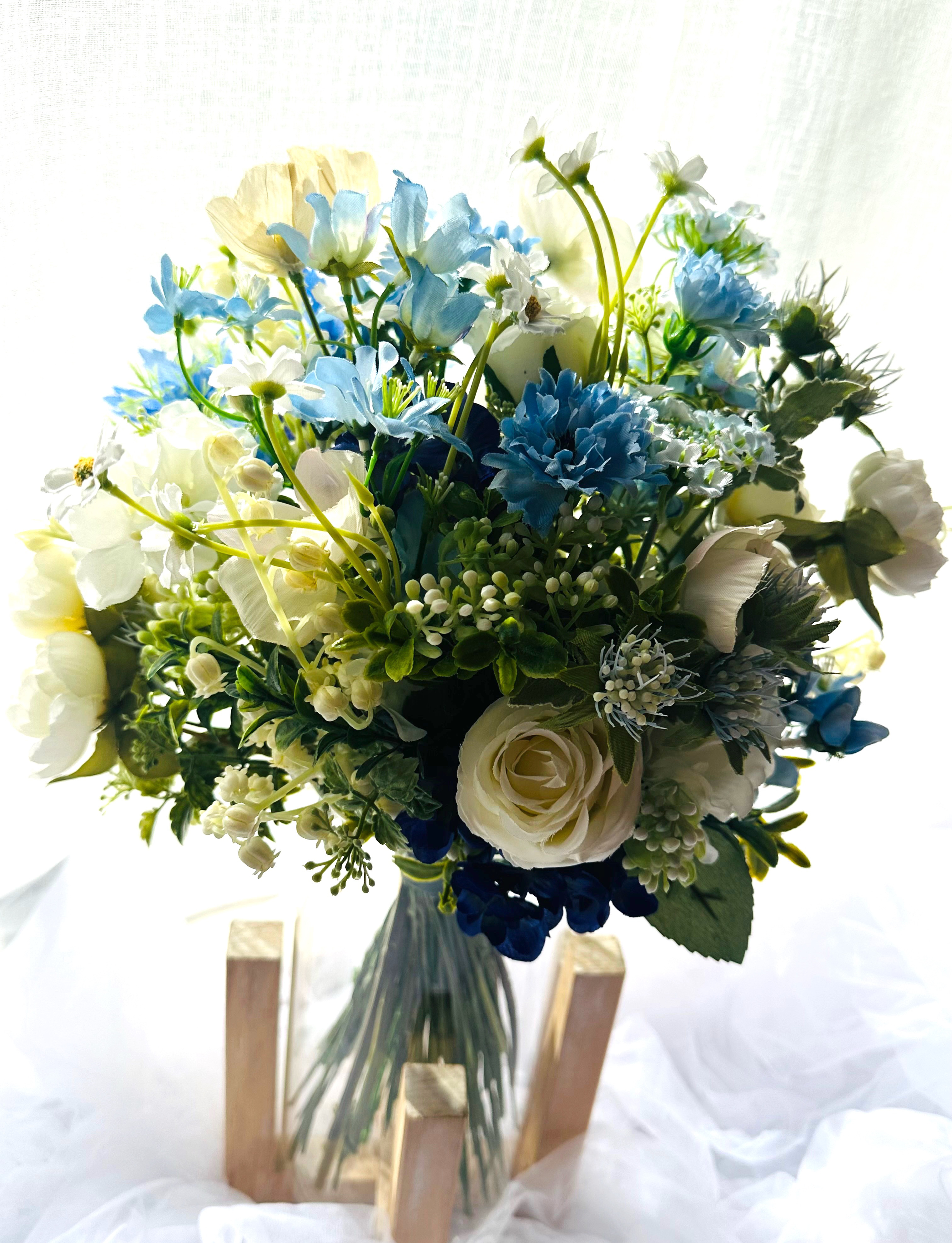 ホワイト〜ブルー　小花いっぱいクラッチブーケ