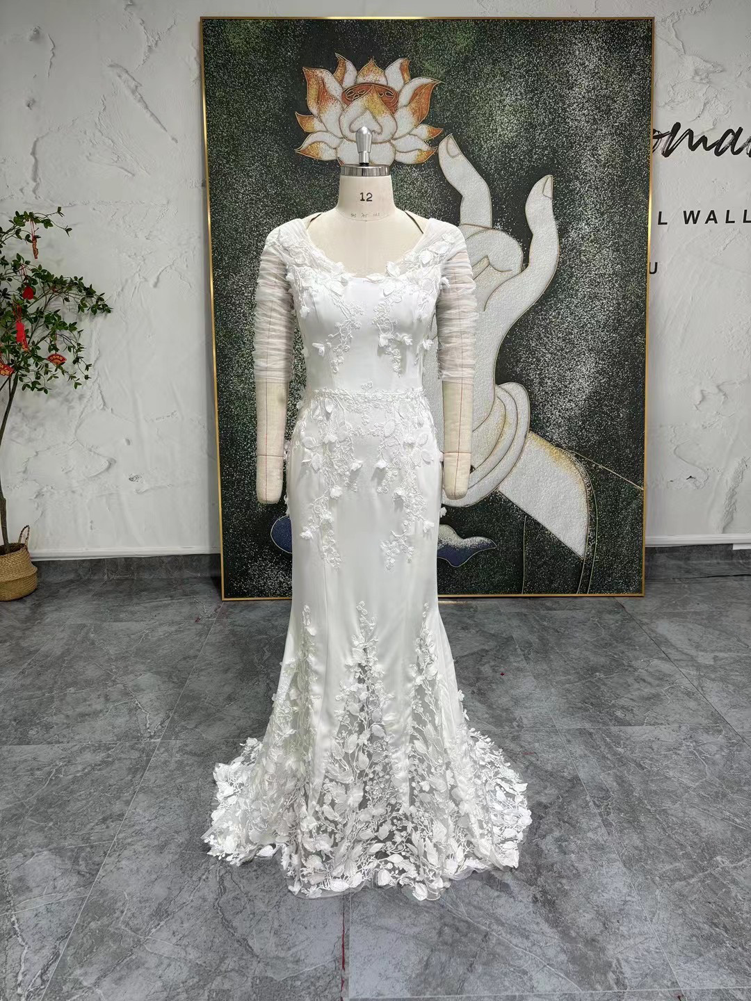 高品質保証！白　リーフ刺繡　美しさ　枝花刺繍　Ⅴライン　くるみボタン　七分袖丈　二次会前撮り短いトレーン　可憐な花レース