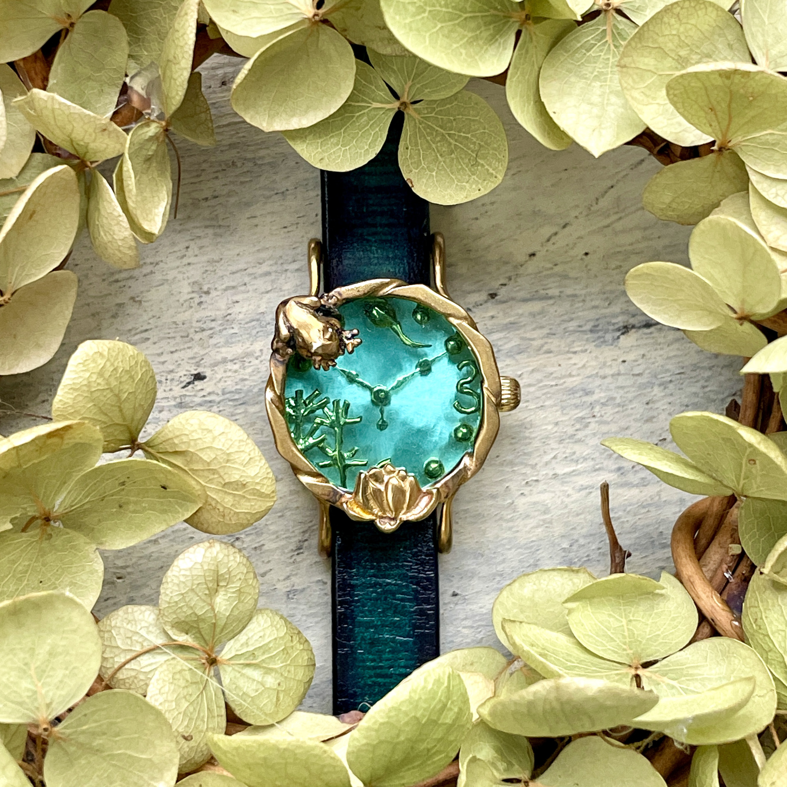 蓮池の我が子を見守る蛙腕時計Sラムネ