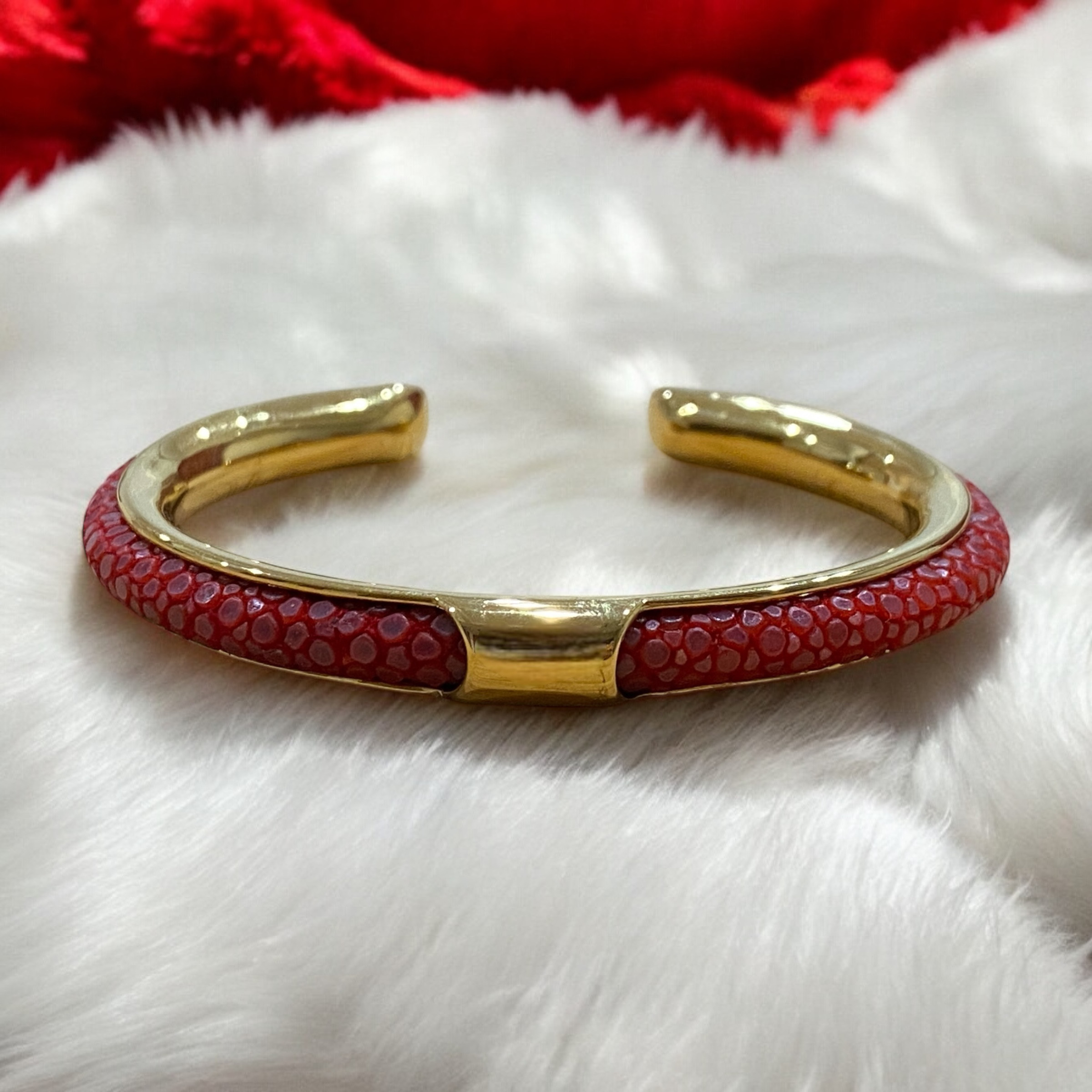 マリンジュエリー　海からの贈り物．天然スティングレイ　バングル　ブレスレット　細身さん華奢さん用　ルビーゴールド 5,586円