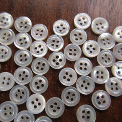 白蝶貝のボタン　9mm（2mm厚）   No.8 (4穴）　20個 1枚目の画像