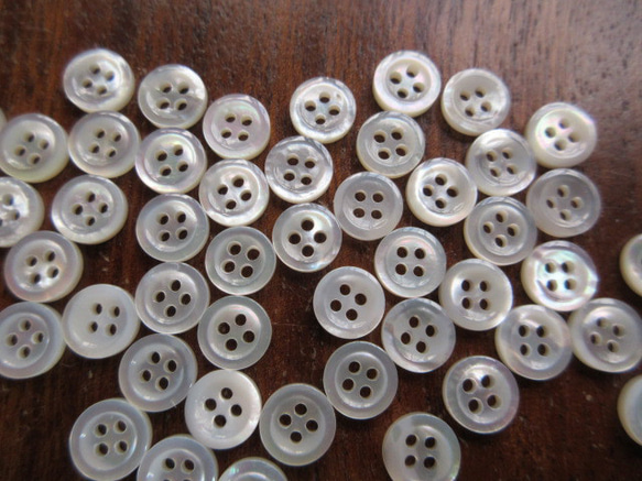 白蝶貝のボタン　9mm（2mm厚）   No.8 (4穴）　20個 1枚目の画像