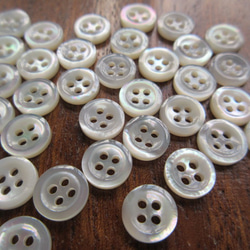 白蝶貝のボタン　9mm（2mm厚）   No.8 (4穴）　20個 2枚目の画像