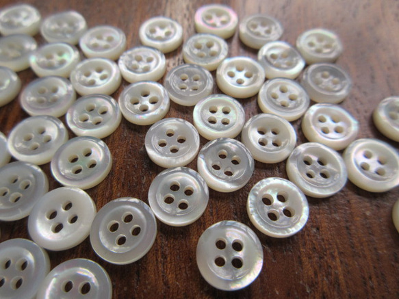 白蝶貝のボタン　9mm（2mm厚）   No.8 (4穴）　20個 2枚目の画像