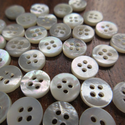 白蝶貝のボタン　9mm（2mm厚）   No.8 (4穴）　20個 6枚目の画像