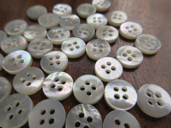 白蝶貝のボタン　9mm（2mm厚）   No.8 (4穴）　20個 6枚目の画像