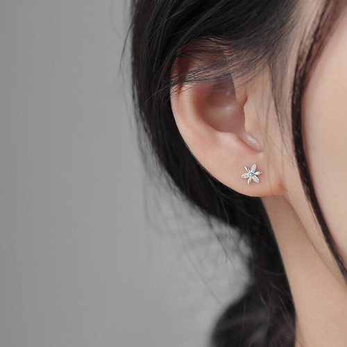 小さめ フラワー ピアス／樹脂イヤリング 小ぶり お花ピアス