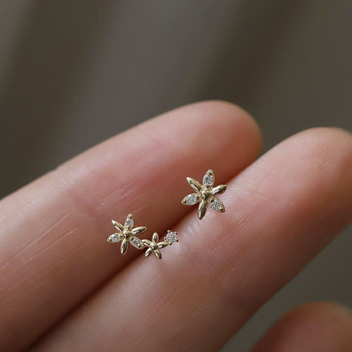 小さめ フラワー ピアス／樹脂イヤリング 小ぶり お花ピアス