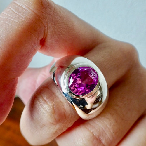 仁尾彫金『オーバルカット合成ローズサファイア覆輪プラチナ、リング