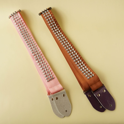 カラフルじゃないスタッズギターストラップ 楽器・アクセサリ