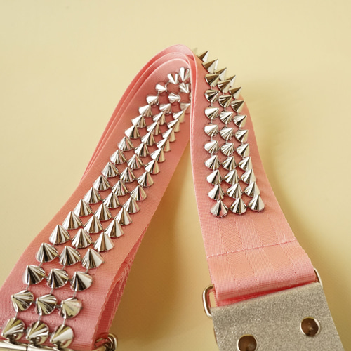 カラフルじゃないスタッズギターストラップ 楽器・アクセサリ