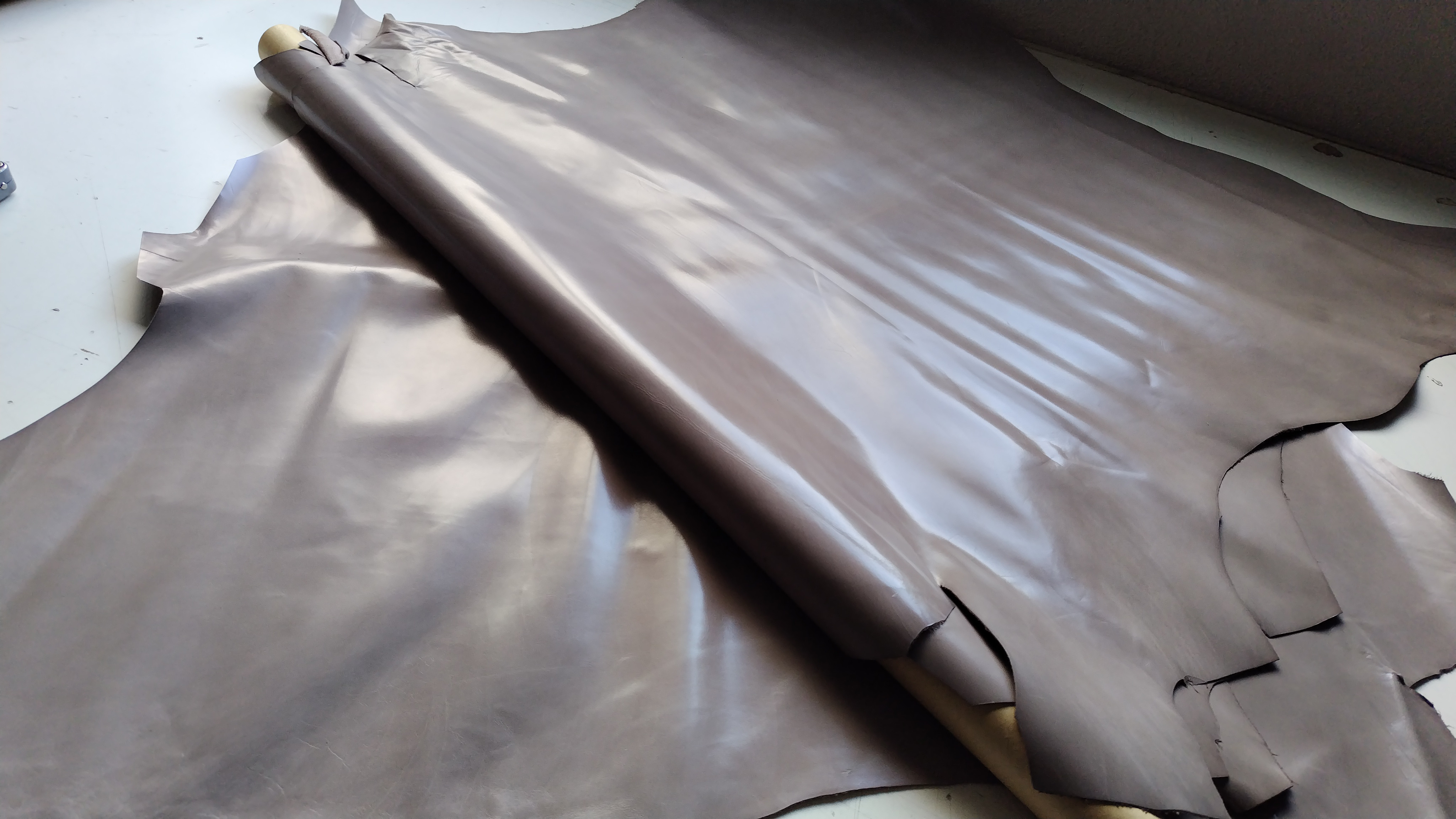 国産牛革　カーフ 　グレージュ系　大きさ　75デシ程度　厚さ　0.8ｍｍ