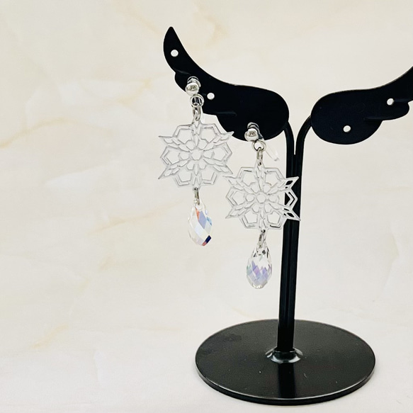 雪の結晶とクリスタルのノンホールピアス-ダイヤモンドダスト 1枚目の画像