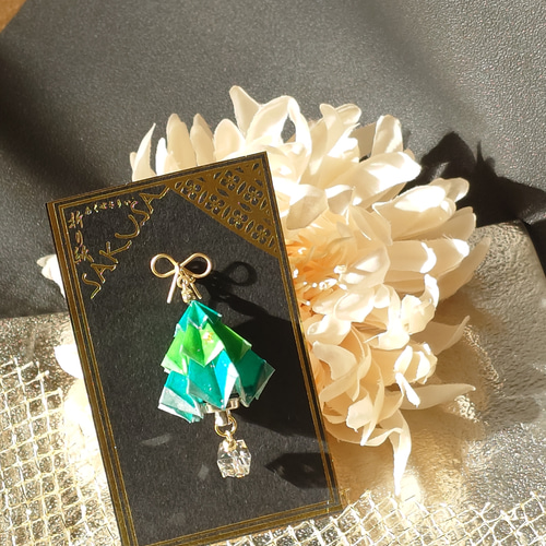 7色に光るクリスマスツリーの片耳ピアス・折り紙・SAKUSA・和風