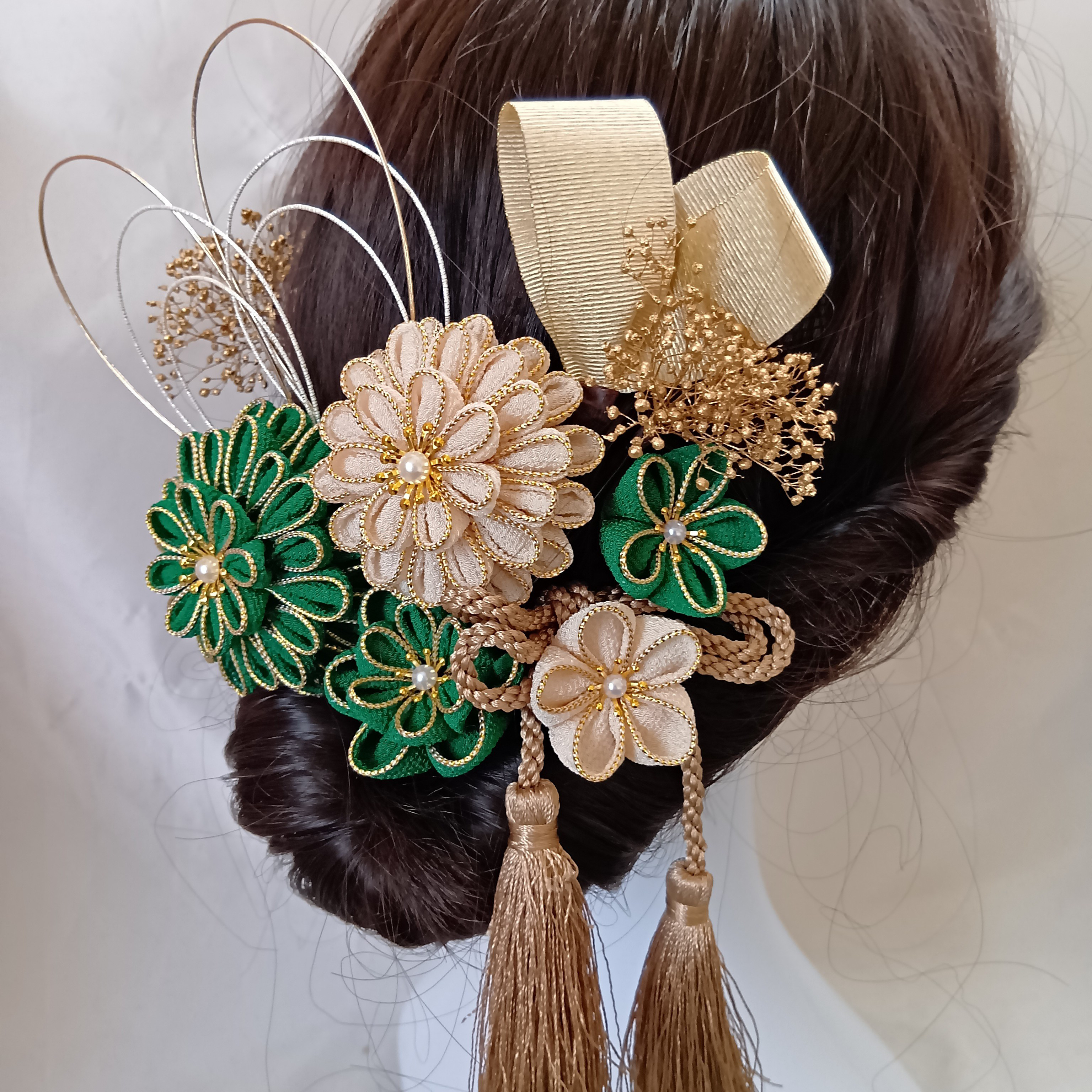 【受注制作】緑　生成　成人式　髪飾り　つまみ細工　ちりめん　卒業式　結婚式　和装　袴　タッセル　かすみ草　水引