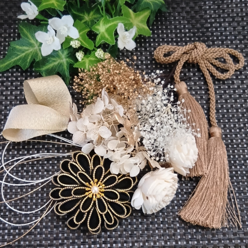 受注制作】黒 ゴールド 成人式 髪飾り つまみ細工 ちりめん 卒業式