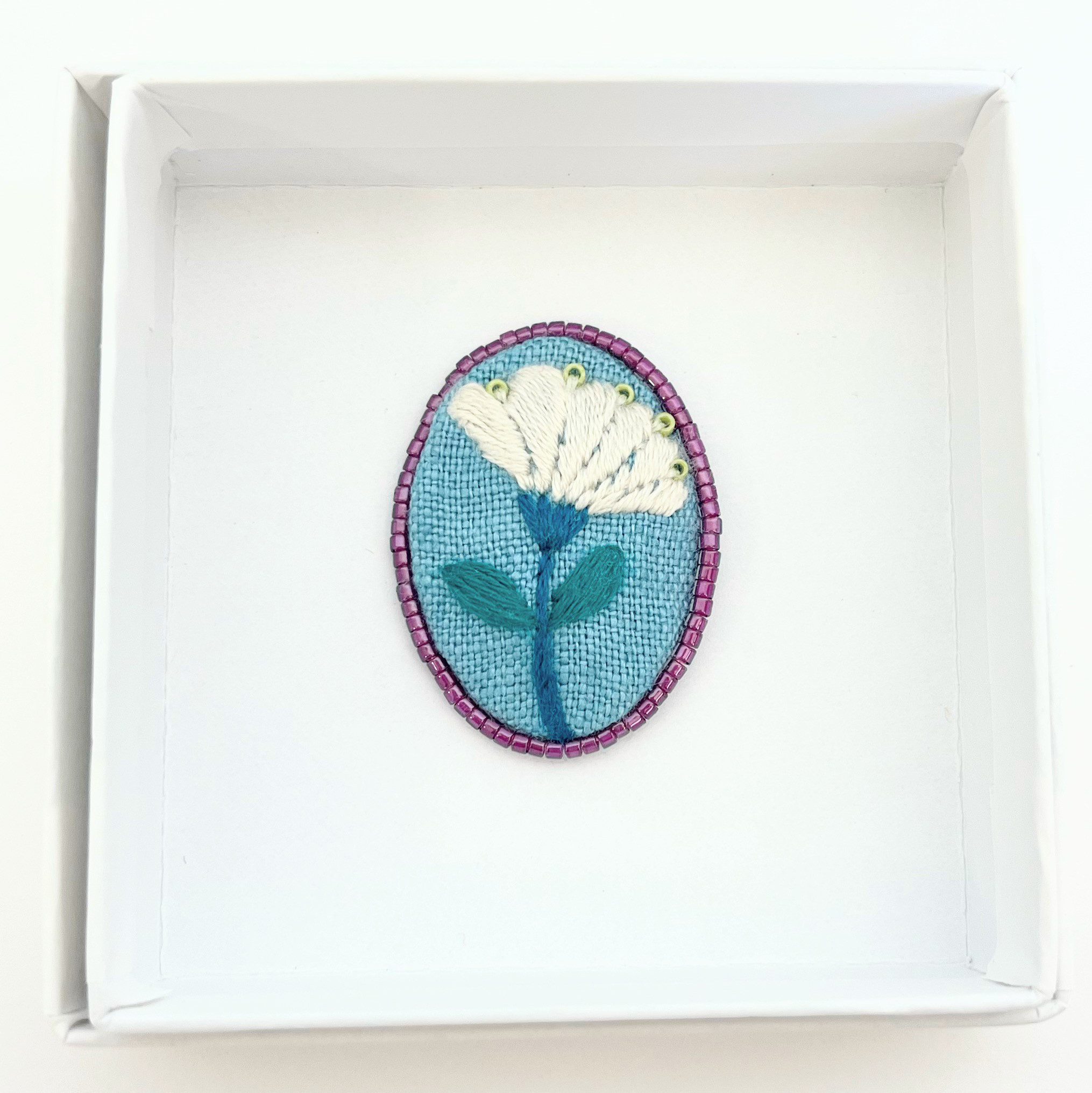 ビーズで飾った草花のミニ刺繍ブローチ【botanical】#332