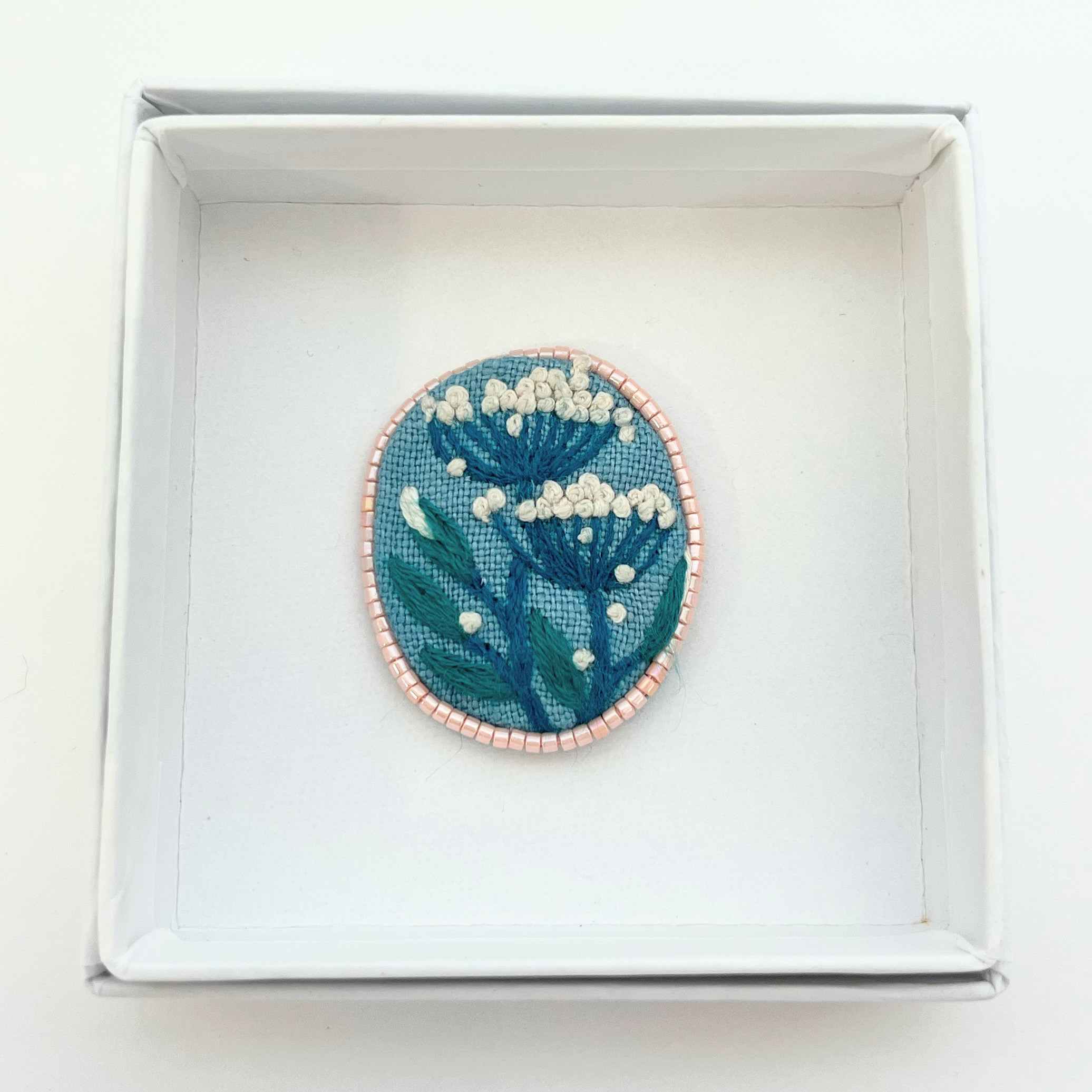 ビーズで飾った草花のミニ刺繍ブローチ【botanical】#333