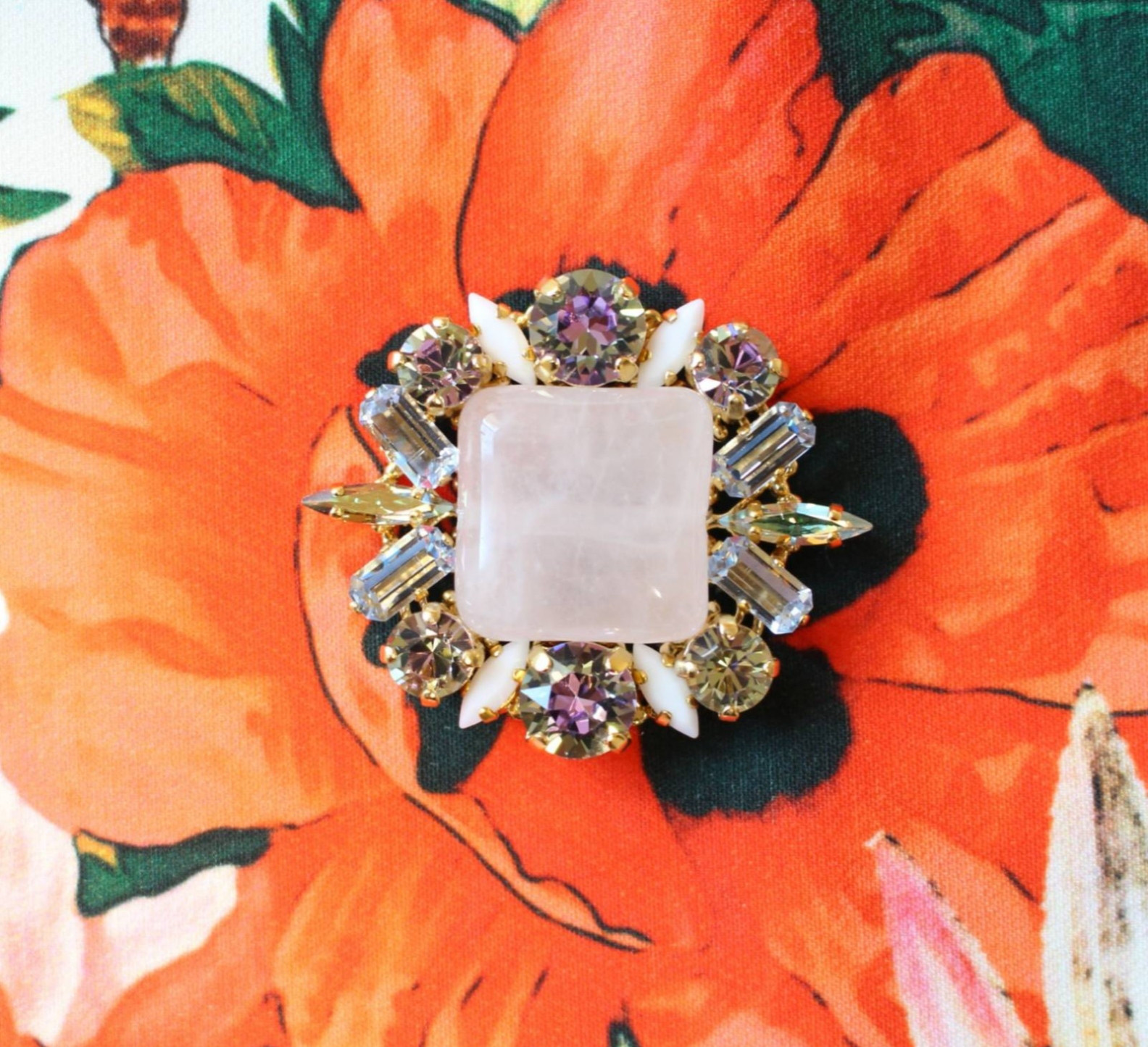 ローズクォーツとヴィンテージスワロフスキーのブローチ