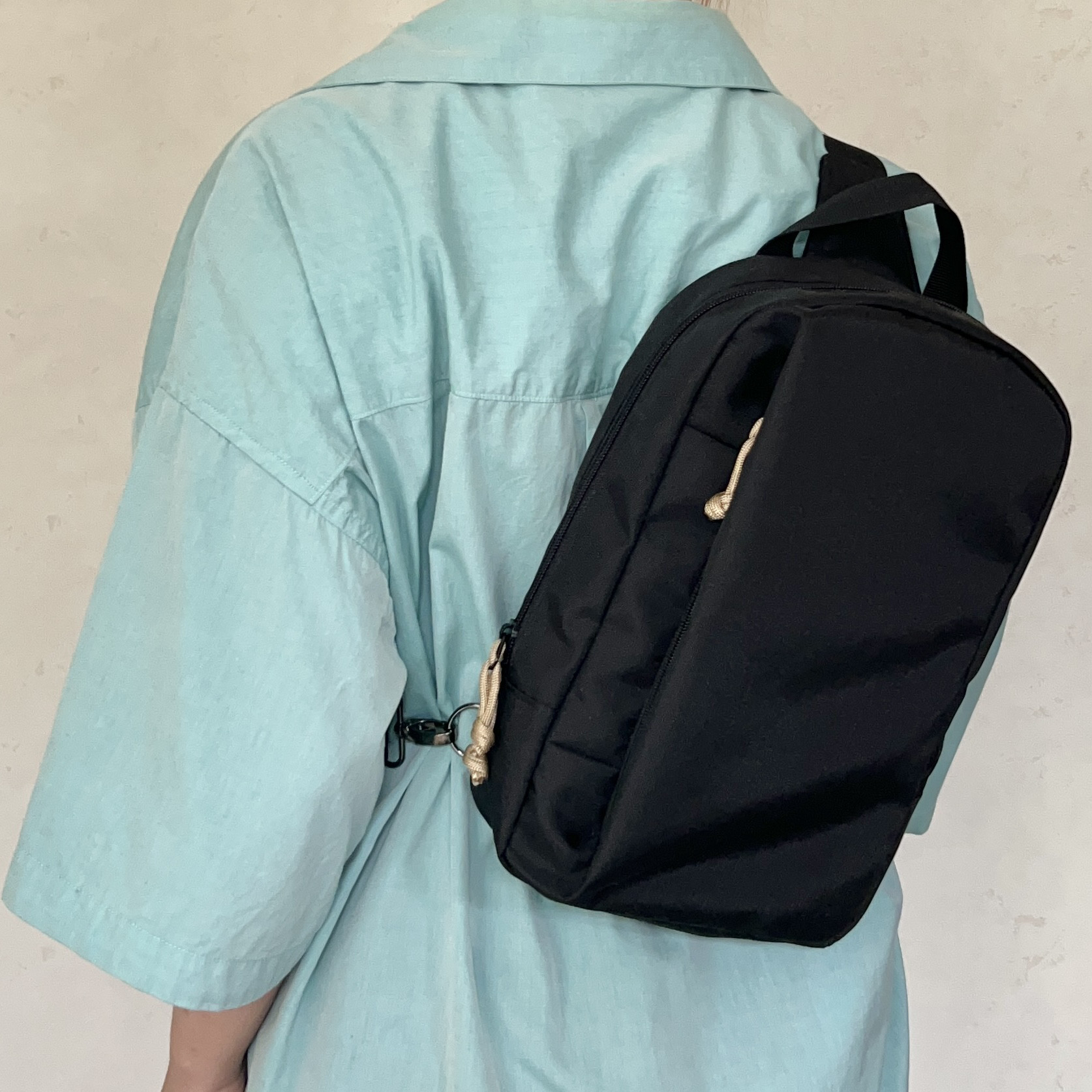 内側グレー　軽いシンプルナイロンボディバッグ　軽量　撥水　自立　ブラック　公園　旅行