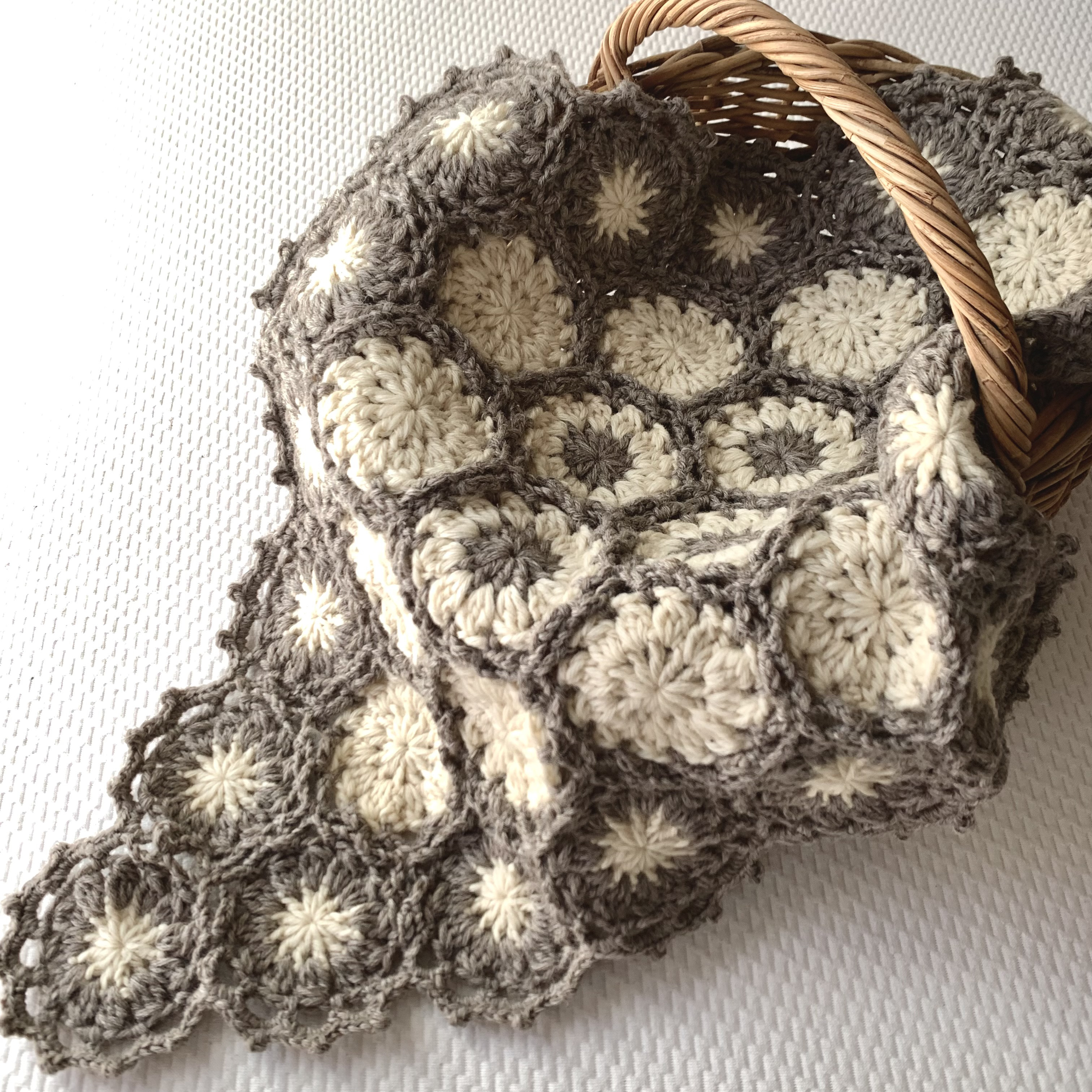 ウール100%  かぎ針編みのマルチマット　モチーフ編み