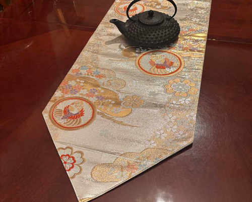 2838豪華刺繍の素敵な帯リメイク タッセル付正絹テーブル