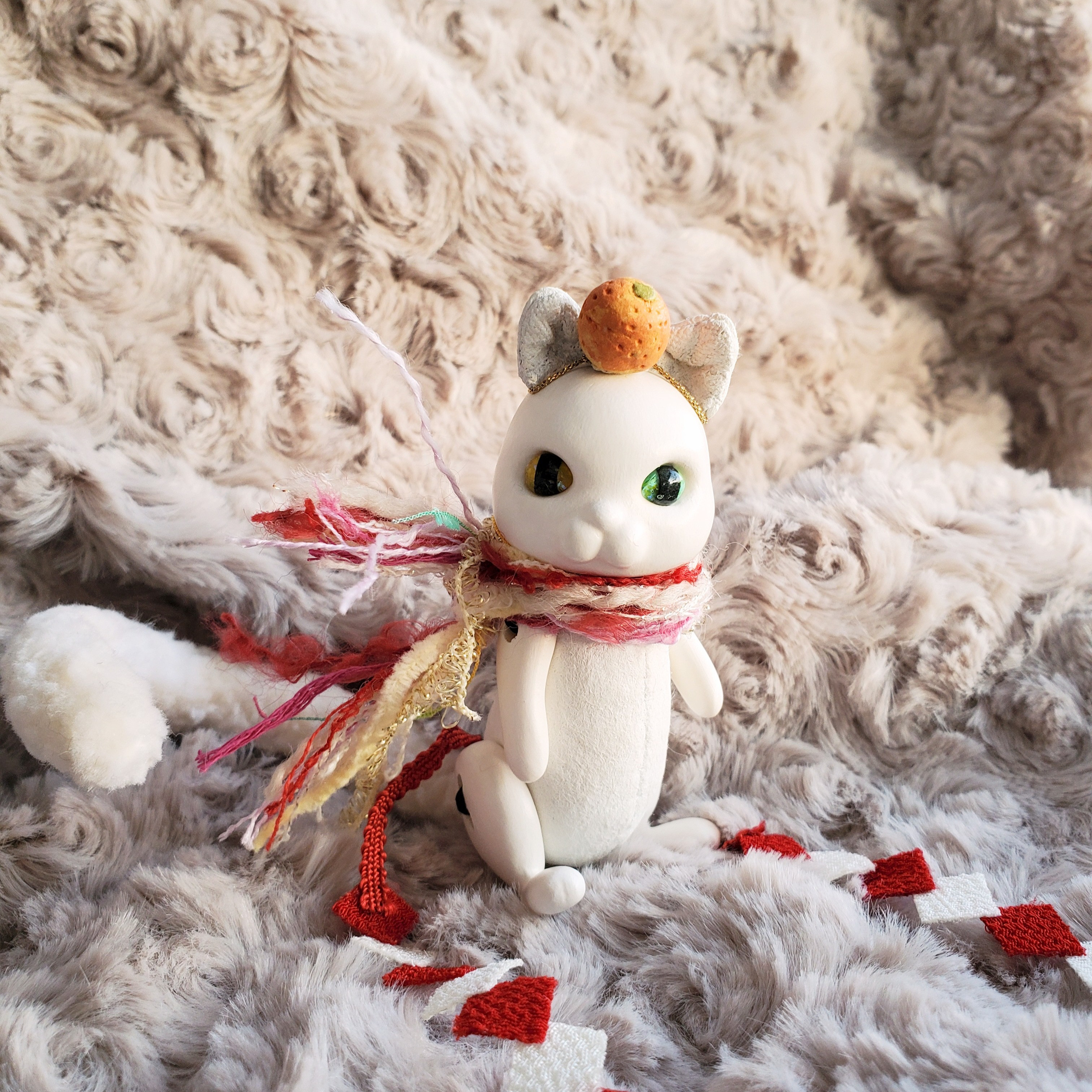 小さな手乗りのねこさん　　鏡もちねこさん