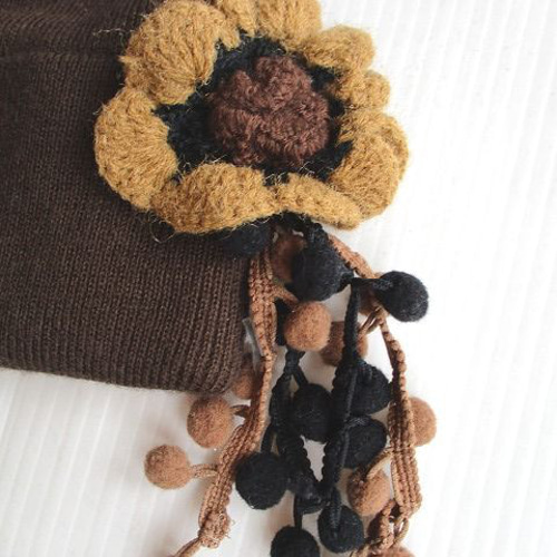 キッズサイズ リメイクハンドメイド 手編みモチーフとポンポンつき茶色