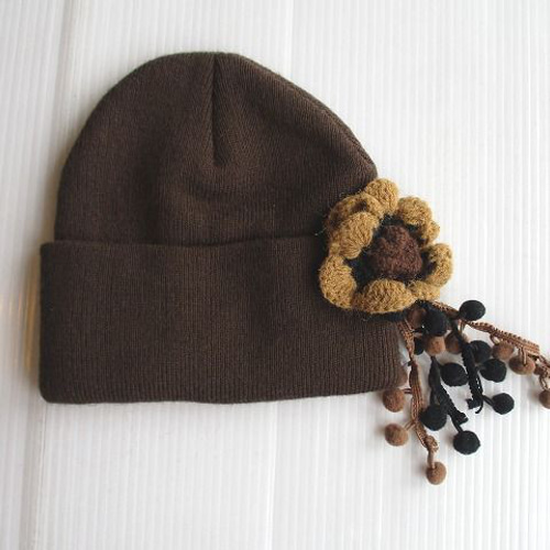 キッズサイズ リメイクハンドメイド 手編みモチーフとポンポンつき茶色