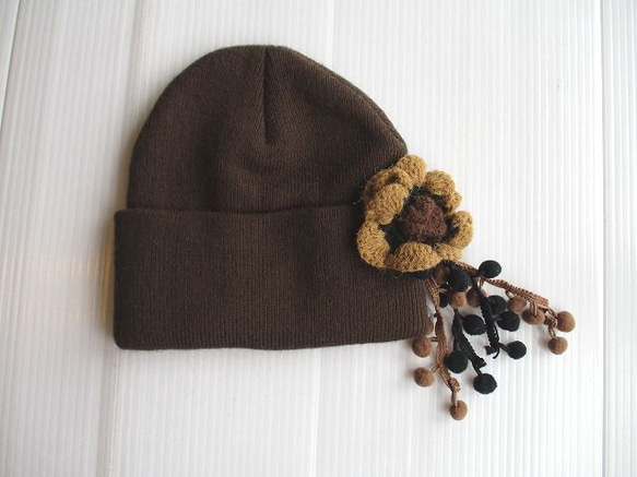 キッズサイズ リメイクハンドメイド 手編みモチーフとポンポンつき茶色 