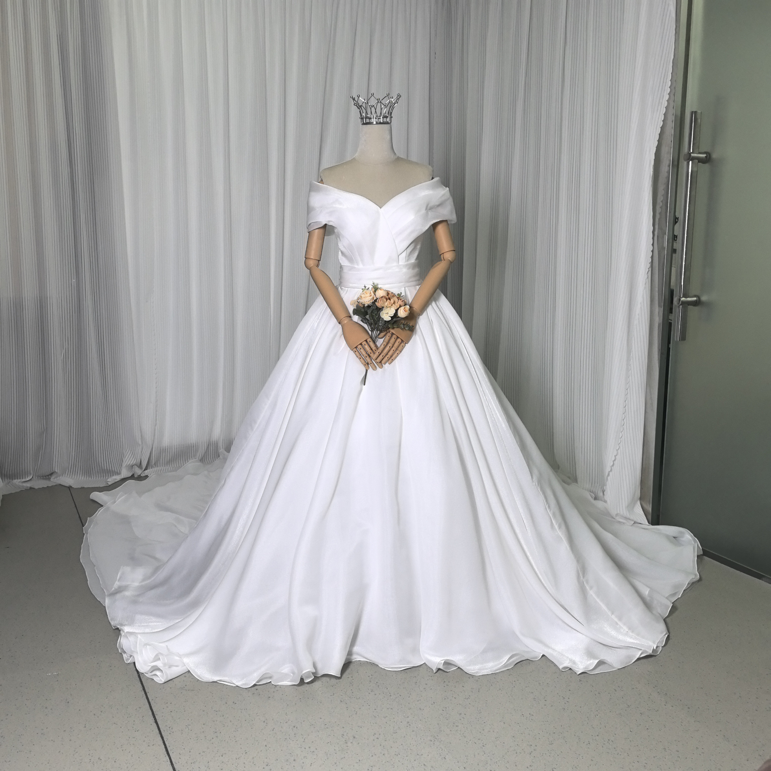 送料無料！ウェディングドレス オフショルダー 編み上げ オフホワイト Aライン 披露宴/結婚式 エレガント