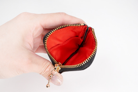 【More Strawberries Collection】ミニチュア小銭入れ（赤いちご／ブラック本革） 4枚目の画像