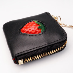 【More Strawberries Collection】ミニチュア小銭入れ（赤いちご／ブラック本革） 2枚目の画像