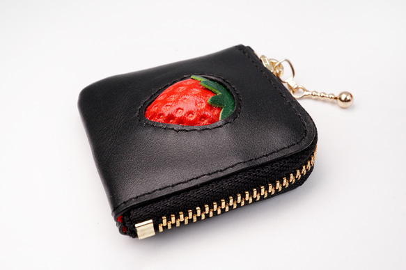 【More Strawberries Collection】ミニチュア小銭入れ（赤いちご／ブラック本革） 2枚目の画像