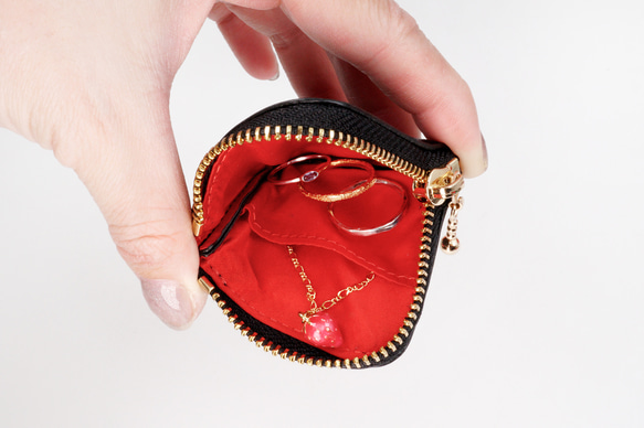 【More Strawberries Collection】ミニチュア小銭入れ（赤いちご／ブラック本革） 6枚目の画像