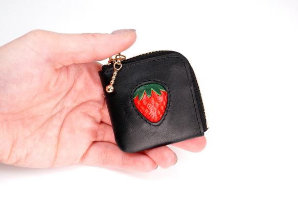 【More Strawberries Collection】ミニチュア小銭入れ（赤いちご／ブラック本革） 1枚目の画像