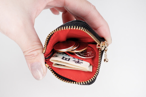 【More Strawberries Collection】ミニチュア小銭入れ（赤いちご／ブラック本革） 5枚目の画像