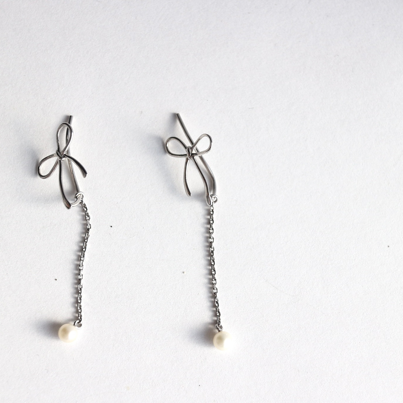 sv925　リボンと揺れる淡水パールのイヤーカフ　ピアス・イヤリング兼用　シルバー925　金属アレルギー対応　クリスマス