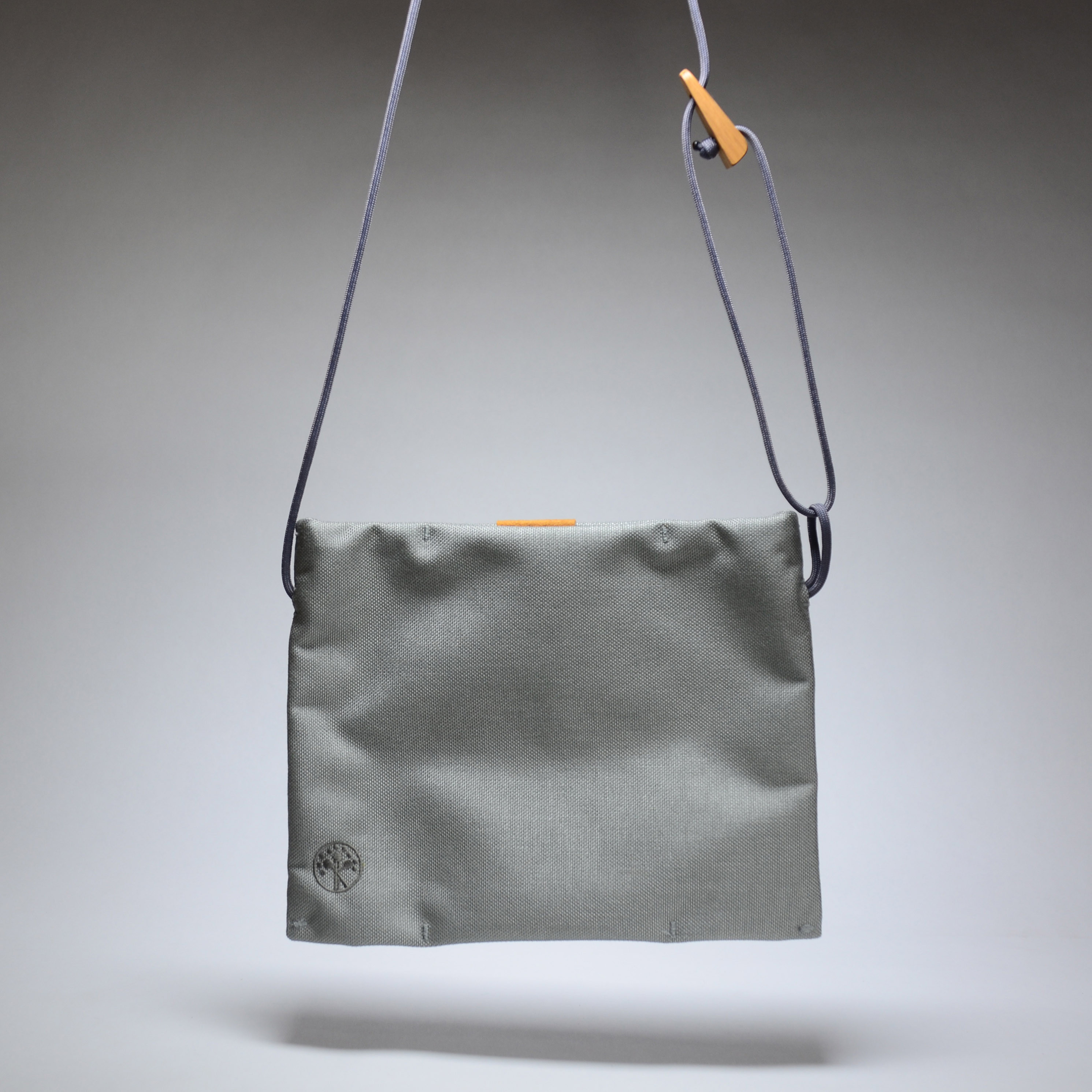 ナラの木と布のサコッシュ【グレー】　cordura nylon