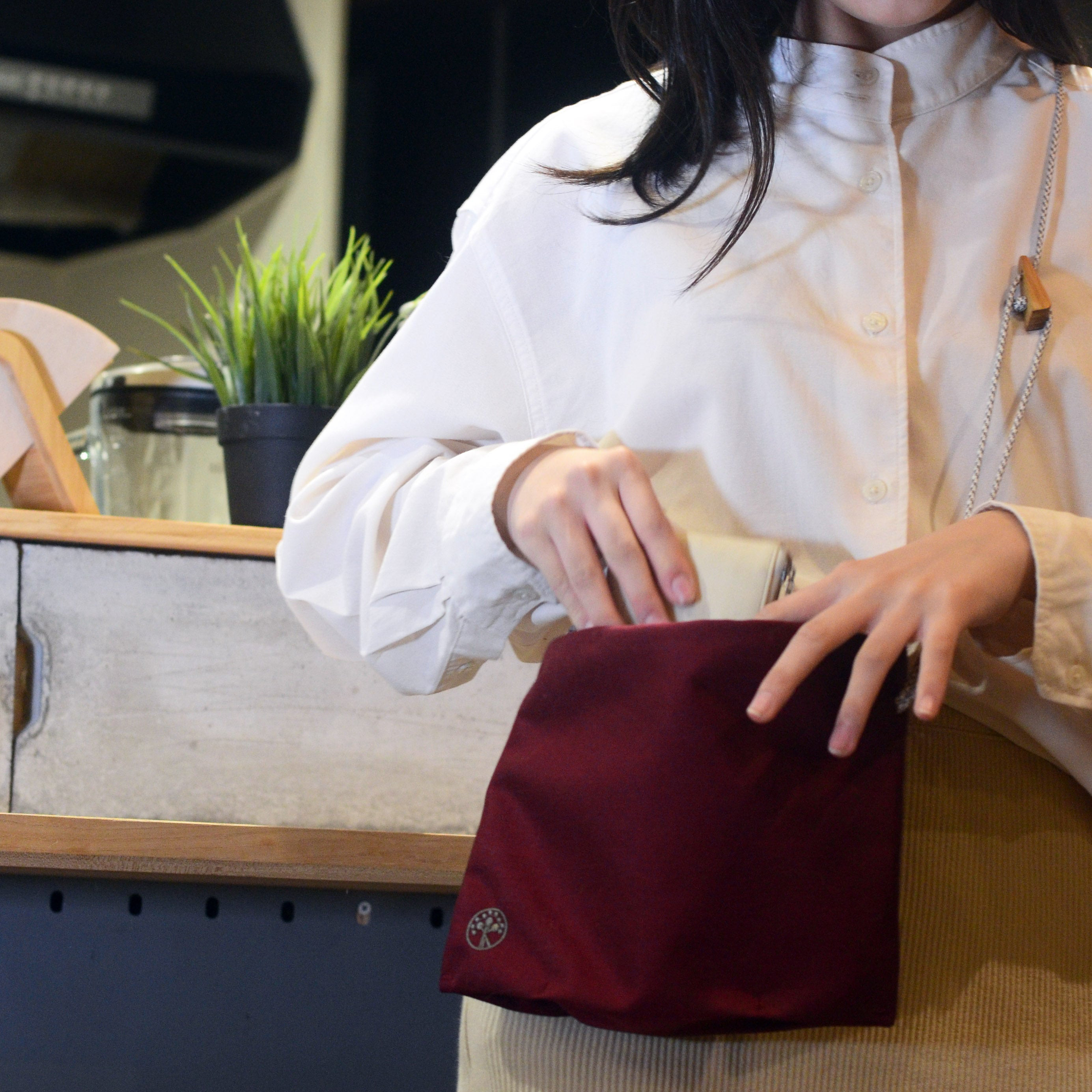 ナラの木と布のサコッシュ【ワイン】　cordura nylon