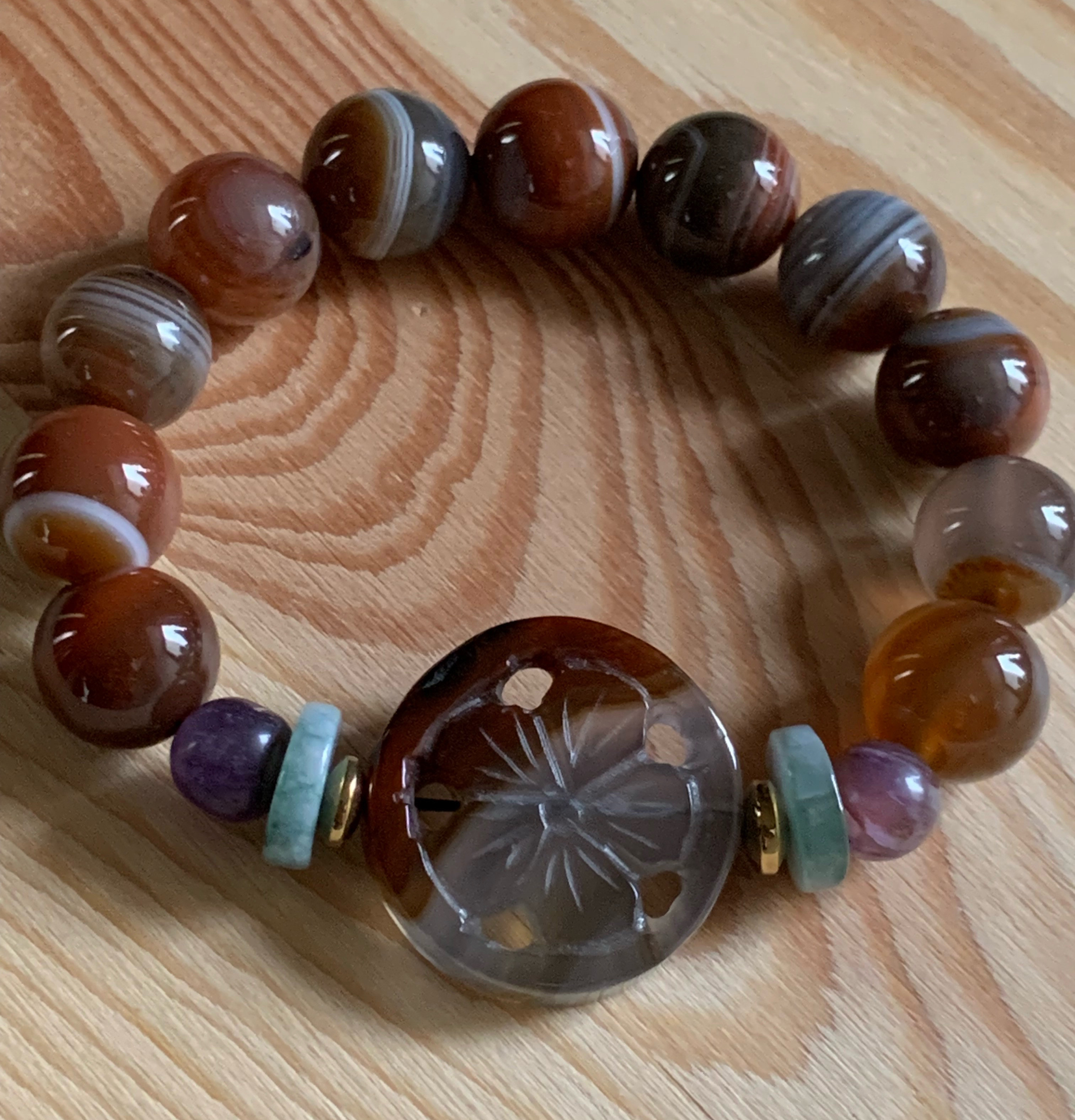 古珠玉髄の手彫り桜花彫珠と茶瑪瑙のブレスレット
