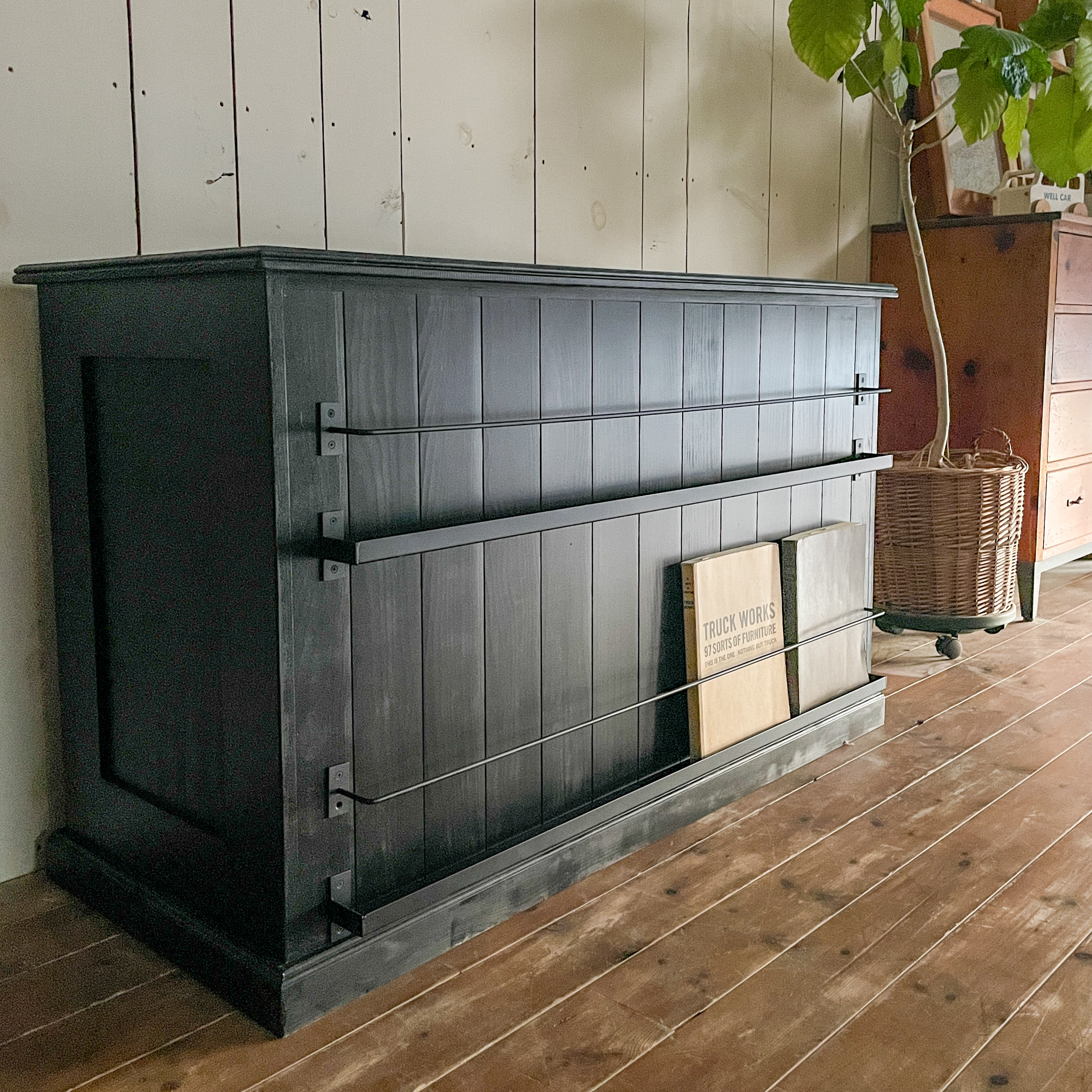 美容室向け雑誌棚つきレジカウンター かわいいショップカウンター アンティークカウンター 両面収納キャビネット 特注家具