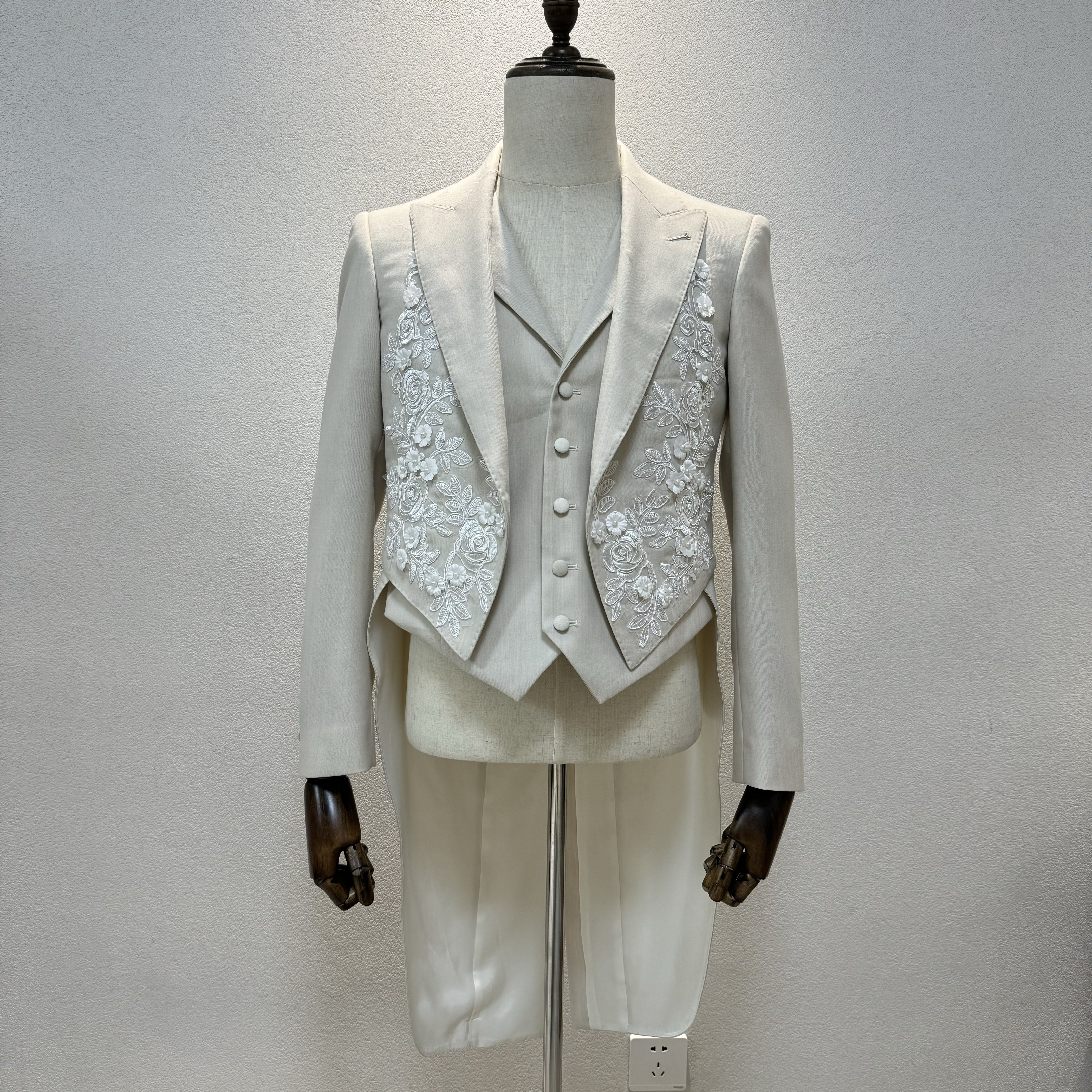 WEB限定！新作！高品質　タキシード　ホワイト　メリノウール　咲き誇る花レース　サイズオーダー可能　結婚式前撮り2次会